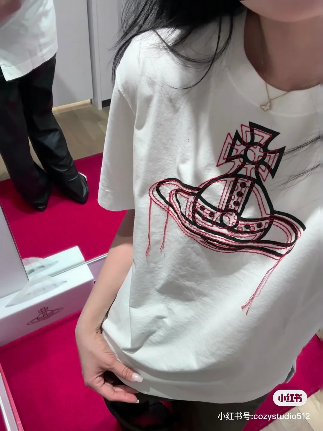 vivienne Westwood Queen Mother's new 2025 spring and summer Japanese limited-edition tassel embroidered short-sleeved T-shirt. The appearance of the appearance reveals the uninhibited image and high street trends. It has a loose and casual style, a short front and long back design, a small slit on the hem on both sides, and the iconic Saturn shape on the chest. The cross crown ball is added with a very futuristic satellite ring, just like Saturn, which collides with the prominent colors of the clothes. The non-overlapping Saturn pattern is outlined with red embroidery, which is visually dazzling. It also has a few tassels to complete the unconventional personality. 240g 32 count high-density double yarn cotton, comfortable and breathable fabric Size: XS-L Color: white, black